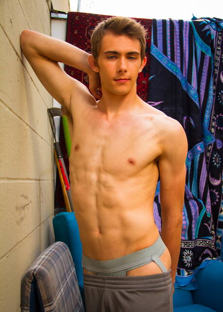 美國帥哥Kody Knight赤裸裸地在戶外秀出漂亮屁股