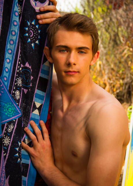 美國帥哥Kody Knight赤裸裸地在戶外秀出漂亮屁股