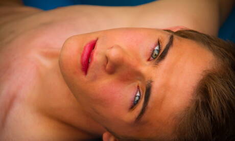 美國帥哥Kody Knight赤裸裸地在戶外秀出漂亮屁股