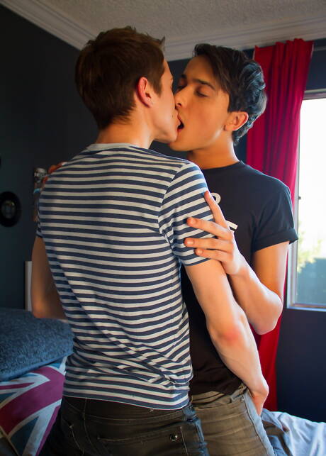 Les jeunes américains Evan Parker et Sage Porter baisent après une fellation