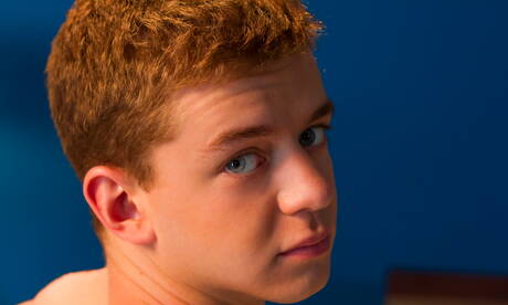 Der amerikanische Muskelprotz Ian Levine wichst seinen Schwanz