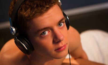 Der amerikanische Muskelprotz Ian Levine wichst seinen Schwanz