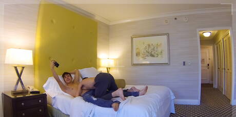 Sexy Amerikanen, knappe jongen Evan Parker en twink Andy Taylor zuigen en neuken elkaar onder de douche