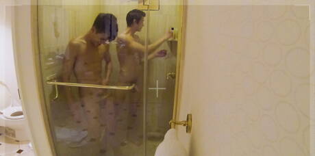 Sexy Amerikanen, knappe jongen Evan Parker en twink Andy Taylor zuigen en neuken elkaar onder de douche