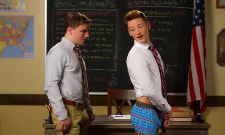 Les garçons américains sexy Casey Tanner et le beau garçon Doug Acre se sucent et se baisent