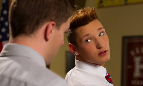 Les garçons américains sexy Casey Tanner et le beau garçon Doug Acre se sucent et se baisent