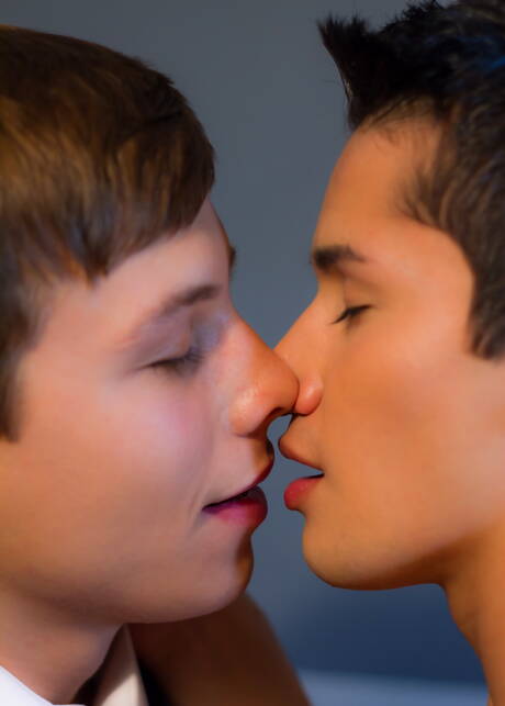 好美國哥們帥哥雅各·迪克森和性感小鮮肉利亞姆·萊利激情肛交