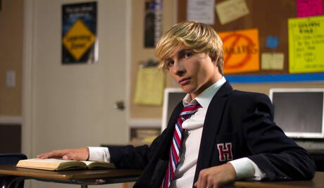 Il bel ragazzo americano Jessie Montgomery e il bel ragazzo Jamie Sanders si spogliano e mostrano il loro sedere stretto