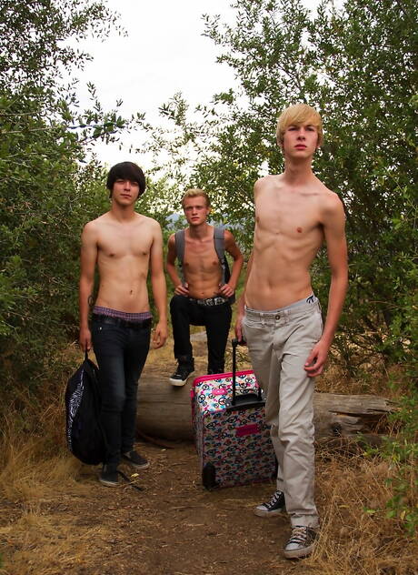 Nette amerikanische Kumpel, der starke Mann Connor Maguire und der heiße Twink Scotty Clarke, haben harten Analsex im Freien