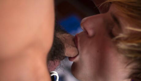 Les beaux mecs américains, le jeune garçon Jessie Montgomery et le minet chaud Damon Archer baisent le cul après avoir sucé une bite dans la piscine