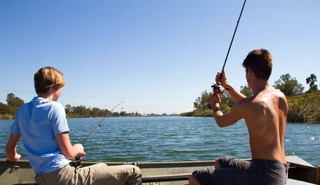 Hete Amerikaanse gasten, knappe jongen Christian Collins en jonge gast Scotty Clarke zuigen en neuken elkaar bij het zwembad