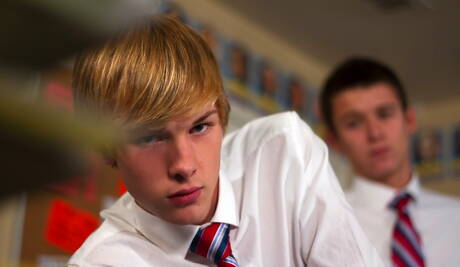 Les gentils garçons américains, le beau garçon Evan Parker et le jeune mec Scotty Clarke font l