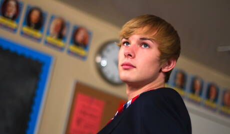 Der junge Amerikaner Scotty Clarke posiert nackt