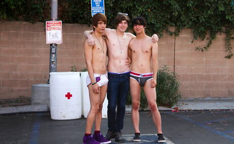 好朋友美國同性戀 Anderson Lovell 和同性戀 Matthew Keading 在戶外互相愛著