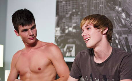 Amerikaanse knappe jongen Christian Collins plaagt zijn pik