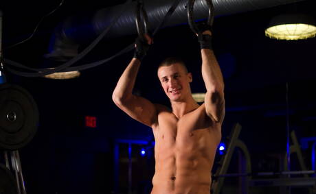 Der amerikanische Schönling Connor Kline wichst mit einem Sexspielzeug