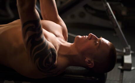 Der amerikanische Schönling Connor Kline wichst mit einem Sexspielzeug