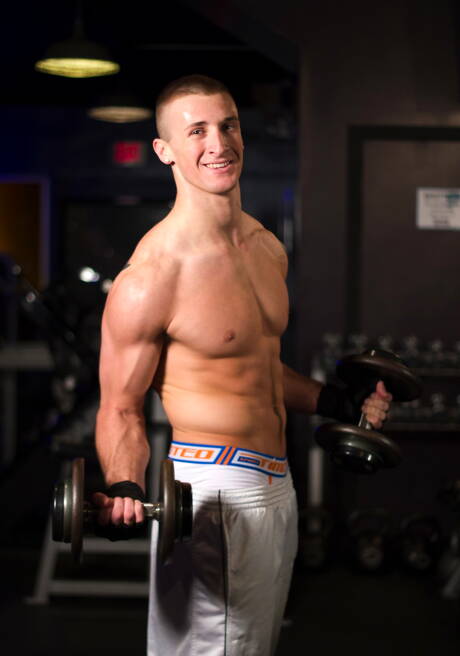 Der amerikanische Schönling Connor Kline wichst mit einem Sexspielzeug