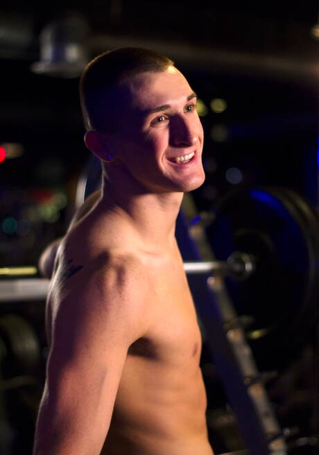 Der amerikanische Schönling Connor Kline wichst mit einem Sexspielzeug