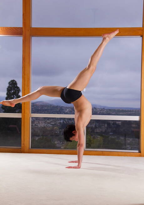 Latino pretty boy Jamie Sanders jerking with sex toy