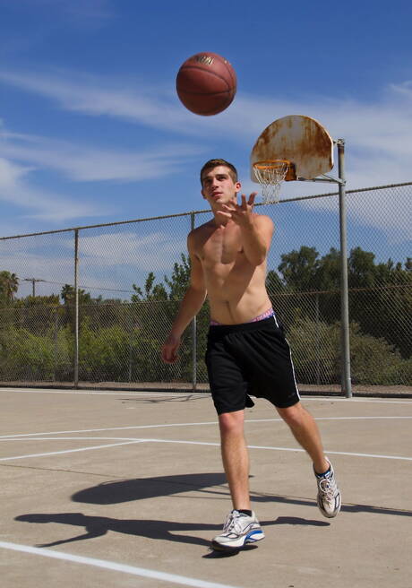 Młody amerykański facet Jessie Montgomery i superogier Austin Ried ruchają się w dupę po obciąganiu na zewnątrz