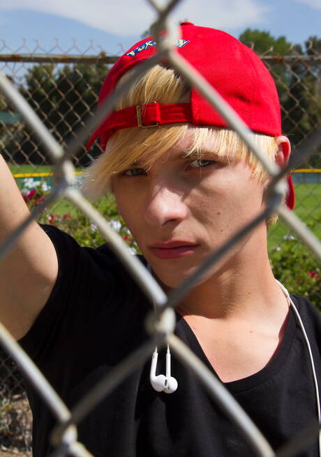 Il giovane americano Jessie Montgomery e il super stallone Austin Ried si scopano il culo dopo un pompino all