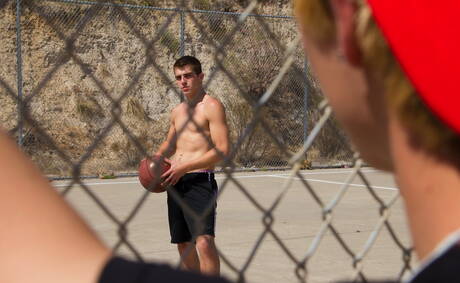 Młody amerykański facet Jessie Montgomery i superogier Austin Ried ruchają się w dupę po obciąganiu na zewnątrz