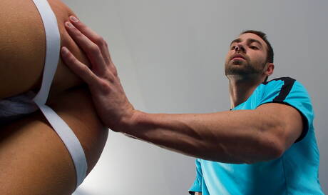 2人のアメリカ人のホットなトゥインク、ルーク・アレンとたくましいヘイデン・クラークが尻を叩くシーン