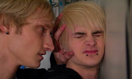 Le beau gosse américain Max Carter et le beau Brant Myers dans une scène de fellation