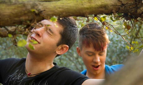 Die amerikanischen Pornostars Chase Young und Kyler Ash sind heiß in homosexueller Action draußen