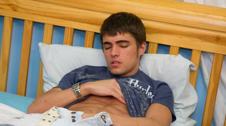 Der gut gebaute Markus Edward wichst mit einem Spielzeug