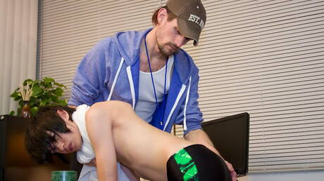 Twink Coach Ryan en de knappe Amerikaanse jongen Roxy Red in een kont-spankingsessie