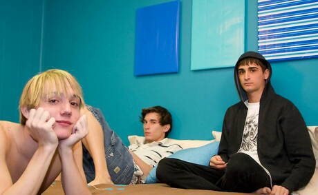 Die geilen Kumpels Skyelr Bleu, Zack Mason und Matthew Summers haben einen guten Dreier-Sex