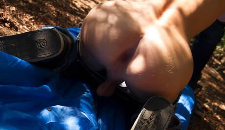 セクシーなアメリカ人、トゥインクのエヴァン・パーカーと美しい少年ニコラス・リードが屋外で熱いお尻を強打する