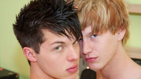 Der heiße amerikanische Twink Coby Brason und der junge Kerl Tanner Green in heißer homosexueller Action