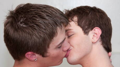 Aardige Amerikaanse jongens, de jonge Keith Conner en de jonge jongen Devlan neuken na het zuigen van een lul