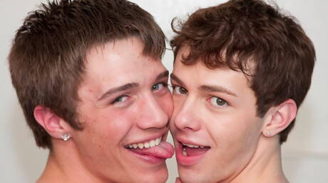 Aardige Amerikaanse jongens, de jonge Keith Conner en de jonge jongen Devlan neuken na het zuigen van een lul