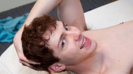 Aardige Amerikaanse jongens, de jonge Keith Conner en de jonge jongen Devlan neuken na het zuigen van een lul