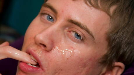 Il bellissimo ragazzo Jasper Madison stuzzica con un giocattolo sessuale