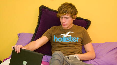 Young dude Connor Terrence jerk off his dick