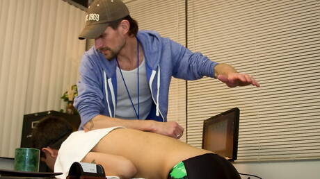 Hermoso niño entrenador Ryan y el joven Josh en duras nalgadas