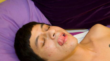 Der schöne Junge Adan Rider neckt mit einem Dildo