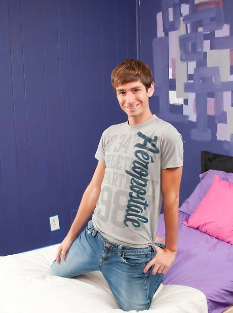 Il giovane ragazzo americano Nathan Stratus si masturba con un giocattolo