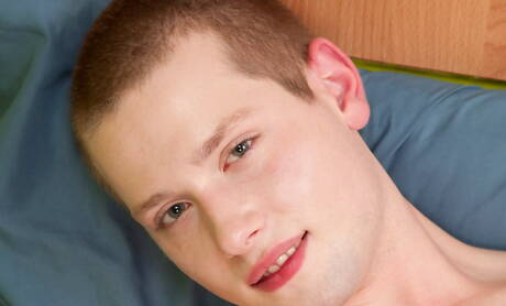 Jonge jongen Matthew Taylor trekt zijn pik af