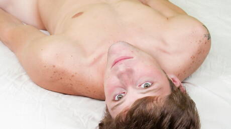 Der amerikanische Twink Keegan Adams zieht sich aus und zeigt seinen Arsch