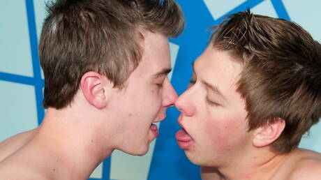 兩個美國小伙子 Wade Christianson 和 Ashton Rush 在吸吮雞巴後操屁股