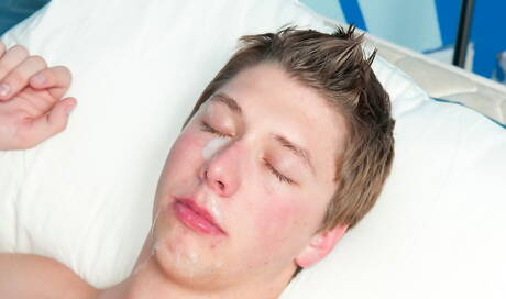 兩個美國小伙子 Wade Christianson 和 Ashton Rush 在吸吮雞巴後操屁股