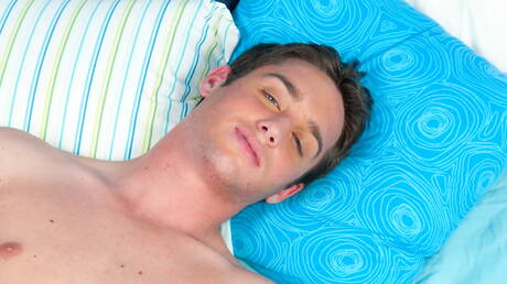 O jovem americano Brody West se masturbando com um vibrador