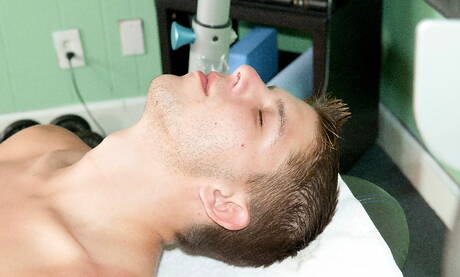 Der hübsche Junge Brayden Jaymes wichst mit einem Spielzeug