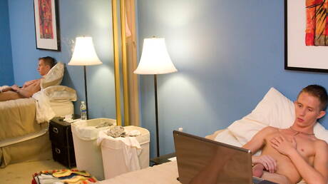 Hete twink Caden Skie plaagt zijn pik